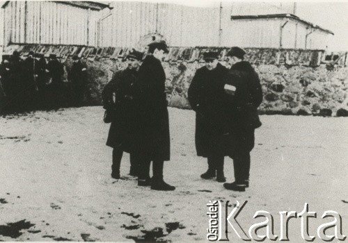 Kwiecień 1944, Małe Soleczniki, Wileńszczyzna.
Grupa oficerów 3 Wileńskiej Brygady Armii Krajowej podczas odprawy, której dokonuje komendant Brygady por. Gracjan Fróg ps. Szczerbiec.
Fot. NN, kolekcja Wincentego Borodziewicza, zbiory Ośrodka KARTA, przekazała Wanda Borodziewicz