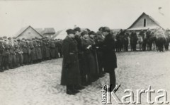 9.04.1944, Turgiele, Wileńszczyzna.
Komendant Okręgu Wileńskiego Armii Krajowej podpułkownik Aleksander Krzyżanowski ps. „Wilk” dekoruje odznaczeniami oficerów i żołnierzy 3 Wileńskiej Brygady Partyzanckiej. 
Fot. NN, kolekcja Wincentego Borodziewicza, zbiory Ośrodka KARTA, przekazała Wanda Borodziewicz