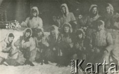 Grudzień 1943, Puszcza Rudnicka, Wileńszczyzna.
Drużyna 1 plutonu 3 Wileńskiej Brygady Partyzanckiej na patrolu.
Fot. NN, kolekcja Wincentego Borodziewicza, zbiory Ośrodka KARTA, przekazała Wanda Borodziewicz