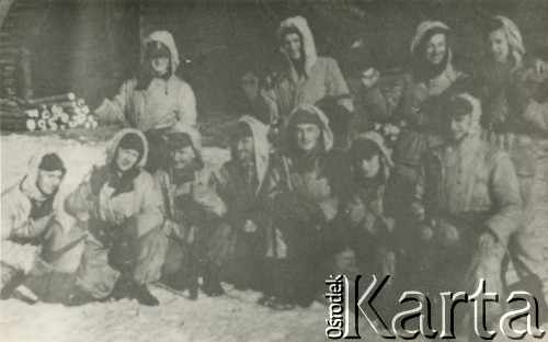 Grudzień 1943, Puszcza Rudnicka, Wileńszczyzna.
Drużyna 1 plutonu 3 Wileńskiej Brygady Partyzanckiej na patrolu.
Fot. NN, kolekcja Wincentego Borodziewicza, zbiory Ośrodka KARTA, przekazała Wanda Borodziewicz