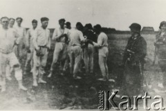 Maj 1944, Wileńszczyzna.
Jeńcy litewscy z batalionów niemieckiej armii pomocniczej gen. Povolasa Plechvicziusa (zostały powołane do walki z polskimi partyzantami). Zostali ujęci przez żołnierzy 3 Brygady Armii Krajowej w nocy z 13 na 14 maja 1944 roku w Murowanej Oszmiance. 
Fot. NN, kolekcja Wincentego Borodziewicza, zbiory Ośrodka KARTA, przekazała Wanda Borodziewicz