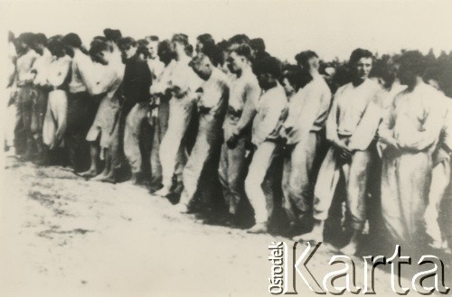 Maj 1944, Wileńszczyzna.
Jeńcy litewscy z batalionów niemieckiej armii pomocniczej gen. Povolasa Plechvicziusa (zostały powołane do walki z polskimi partyzantami). Zostali ujęci przez żołnierzy 3 Brygady Armii Krajowej w nocy z 13 na 14 maja 1944 roku w Murowanej Oszmiance. 
Fot. NN, kolekcja Wincentego Borodziewicza, zbiory Ośrodka KARTA, przekazała Wanda Borodziewicz