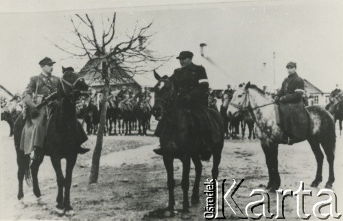 Koniec 1944, Wileńszczyzna.
Dowódca szwadronu kawalerii porucznik Władysław Kitowski ps. „Grom” (po lewej), dowódca 3 Brygady Armii Krajowej porucznik Gracjan Fróg ps. Szczerbiec” (w środku), adiutant dowódcy porucznik Edward Dziemiaszkiewicz ps. „Bem”.
Fot. NN, kolekcja Wincentego Borodziewicza, zbiory Ośrodka KARTA, przekazała Wanda Borodziewicz