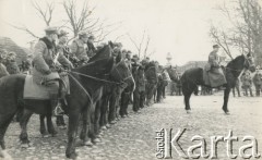 9.04.1944, Turgiele, Wileńszczyzna.
Kawaleria 3 Brygady Armii Krajowej – przed żołnierzami dowódca szwadronu kawalerii porucznik Władysław Kitowski ps. „Grom”, (od lewej w kolumnie) partyzant Ludwik Błuś ps. „Smutny”, zastępca dowódcy podporucznik Tadeusz Duszyński (?) ps. „Wołodyjowski”, partyzant Kazimierz Buncler ps. 