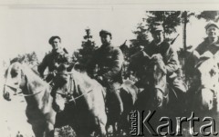 Marzec 1944, Wilkiszki, Wileńszczyzna. 
Zwiad konny 3 Wileńskiej Brygady Partyzanckiej Armii Krajowej na patrolu. Od lewej: Kazimierz Chmielewski ps. „Rekin”, Kazimierz Buncler ps. „Mik”, Zygmunt Kłosiński ps. „Huzar”, Władysław Sokolniki ps. „Sokół”.
Fot. NN, kolekcja Wincentego Borodziewicza, zbiory Ośrodka KARTA, przekazała Wanda Borodziewicz