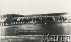 Czerwiec 1944, wieś Dziewieniszki, Wileńszczyzna. 
Oddział Rozpoznawczy 3 Brygady Armii Krajowej na zbiórce. Od lewej NN, zastępca dowódcy plutonu ps. „Kmieć” (2L), kapral Zygmunt „Kłosiński” ps. „Huzar” (3L), Lech Izbicki ps. „Hel” (4L), Kazimierz Buncler ps. „Mik” (5L), Jean Brukslis ps. „Johan” (Alzatczyk, 15L), porucznik Władysław Kitowski ps. „Grom” (19L), Zdzisław Szwedziuk ps. Wamp” (20 L).
Fot. NN, kolekcja Wincentego Borodziewicza, zbiory Ośrodka KARTA, przekazała Wanda Borodziewicz