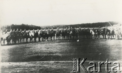 Czerwiec 1944, wieś Dziewieniszki, Wileńszczyzna. 
Oddział Rozpoznawczy 3 Brygady Armii Krajowej na zbiórce. Od lewej NN, zastępca dowódcy plutonu ps. „Kmieć” (2L), kapral Zygmunt „Kłosiński” ps. „Huzar” (3L), Lech Izbicki ps. „Hel” (4L), Kazimierz Buncler ps. „Mik” (5L), Jean Brukslis ps. „Johan” (Alzatczyk, 15L), porucznik Władysław Kitowski ps. „Grom” (19L), Zdzisław Szwedziuk ps. Wamp” (20 L).
Fot. NN, kolekcja Wincentego Borodziewicza, zbiory Ośrodka KARTA, przekazała Wanda Borodziewicz
