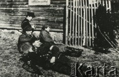 Lipiec 1944, brak miejsca.
Partyzanci 3 Wileńskiej Brygady Partyzanckiej Armii Krajowej przed kwaterą 1 Brygady.
Fot. NN, kolekcja Wincentego Borodziewicza, zbiory Ośrodka KARTA, przekazała Wanda Borodziewicz