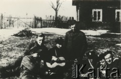 Lipiec 1944, brak miejsca.
Partyzanci 3 Wileńskiej Brygady Partyzanckiej Armii Krajowej przed kwaterą 1 Brygady.
Fot. NN, kolekcja Wincentego Borodziewicza, zbiory Ośrodka KARTA, przekazała Wanda Borodziewicz