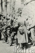 Lipiec 1944, Kamionka.
Oficerowie 1 i 3 Wileńskiej Brygady Partyzanckiej Armii Krajowej uczestniczą we mszy świętej.
Fot. NN, kolekcja Wincentego Borodziewicza, zbiory Ośrodka KARTA, przekazała Wanda Borodziewicz