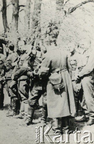 Lipiec 1944, Kamionka.
Oficerowie 1 i 3 Wileńskiej Brygady Partyzanckiej Armii Krajowej uczestniczą we mszy świętej.
Fot. NN, kolekcja Wincentego Borodziewicza, zbiory Ośrodka KARTA, przekazała Wanda Borodziewicz