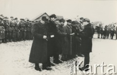 9.04.1944, Turgiele.
Komendant Okręgu Wileńskiego Armii Krajowej podpułkownik Aleksander Krzyżanowski ps. „Wilk” dekoruje odznaczeniami oficerów i żołnierzy 3 Wileńskiej Brygady Partyzanckiej. W szeregu przed komendantem stoją (od lewej)” porucznik Gracjan Fróg ps. Szczerbiec, lekarz brygady Lech Iwanowski, dowódca plutonu Romuald Rajs.
Fot. NN, kolekcja Wincentego Borodziewicza, zbiory Ośrodka KARTA, przekazała Wanda Borodziewicz
