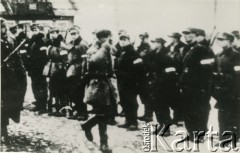 9.04.1944, Turgiele.
Komendant Okręgu Wileńskiego Armii Krajowej podpułkownik Aleksander Krzyżanowski ps. „Wilk” dokonuje przeglądu 3 Wileńskiej Brygady Partyzanckiej. 
Fot. NN, kolekcja Wincentego Borodziewicza, zbiory Ośrodka KARTA, przekazała Wanda Borodziewicz