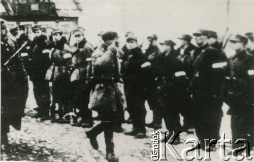 9.04.1944, Turgiele.
Komendant Okręgu Wileńskiego Armii Krajowej podpułkownik Aleksander Krzyżanowski ps. „Wilk” dokonuje przeglądu 3 Wileńskiej Brygady Partyzanckiej. 
Fot. NN, kolekcja Wincentego Borodziewicza, zbiory Ośrodka KARTA, przekazała Wanda Borodziewicz
