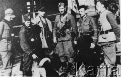 Wiosna 1944, brak miejsca.
Dowódca szwadronu w 5 Brygadzie Armii Krajowej Antoni Rymsza ps. Maks (1. od lewej), adiutant „Łupaszki” Longin Wojciechowski ps. Ronin (2. od lewej), komendant 5 Brygady Armii Krajowej Zygmunt Szendzielarz ps. Łupaszka (3. od lewej), dowódca szwadronu 5 Brygady Armii Krajowej Wincenty Mroczkowski ps. Zapora (4. od lewej), zastępca dowódcy szwadronu 5 Brygady Armii Krajowej partyzant Kozłowski ps. Bohun (5. od lewej), szef 5 Brygady Armii Krajowej Władysław Chojecki ps. Podbipięta (6. od lewej).
Fot. NN, kolekcja Wincentego Borodziewicza, zbiory Ośrodka KARTA, przekazała Wanda Borodziewicz