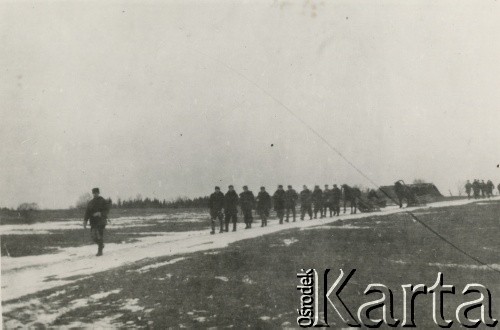 5.02.1944, Wileńszczyzna.
Pierwszy pluton 6 Wileńskiej Samodzielnej Brygady Partyzanckiej Armii Krajowej eskortuje podpułkownika Aleksandra Krzyżanowskiego ps. „Wilk”. 
Fot. NN, kolekcja Wincentego Borodziewicza, zbiory Ośrodka KARTA, przekazała Wanda Borodziewicz
