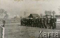 Styczeń 1944, Werenowa, województwo nowogródzkie.
6 Wileńskia Samodzielna Brygada Partyzancka Armii Krajowej w czasie postoju. Z lewej strony grupy stoją dowódca brygady porucznik Adam Boryczka ps. Tońko oraz dowódca pierwszego plutonu 6 Brygady plutonowy podchorąży Wincenty Borodziewicz ps. Szkrab.
Fot. NN, kolekcja Wincentego Borodziewicza, zbiory Ośrodka KARTA, przekazała Wanda Borodziewicz