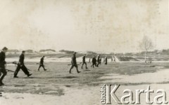 Luty 1944, Wasiewce, województwo wileńskie.
Partyzanci 6 Wileńskiej Samodzielnej Brygady Partyzanckiej Armii Krajowej podczas ćwiczeń z musztry polowej.
Fot. NN, kolekcja Wincentego Borodziewicza, zbiory Ośrodka KARTA, przekazała Wanda Borodziewicz