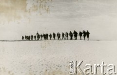 Luty 1944, brak miejsca.
Partyzanci 1 plutonu 6 Wileńskiej Samodzielnej Brygady Partyzanckiej Armii Krajowej w marszu. Pluton prowadzi Wincenty Borodziewicz ps. Szkrab.
Fot. NN, kolekcja Wincentego Borodziewicza, zbiory Ośrodka KARTA, przekazała Wanda Borodziewicz