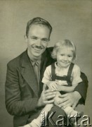 1944, brak miejsca.
Porucznik Piotr Paweł Motylewicz ps. Krzemień, Grab, Szczepcio z Mariuszem, synem Janiny Kwiatkowskiej. W czasie wojny zastępca dowódcy Kedywu, żołnierz 6 Wileńskiej Samodzielnej Brygady Partyzanckiej Armii Krajowej, zginął w styczniu 1944 roku w Mikuliszkach.
Fot. NN, kolekcja Wincentego Borodziewicza, zbiory Ośrodka KARTA, przekazała Wanda Borodziewicz