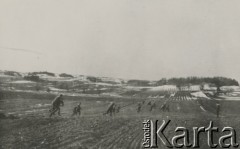 Styczeń 1944, Wojcieszuny.
Pluton pierwszy 6 Wileńskiej Samodzielnej Brygady Partyzanckiej Armii Krajowej podczas ćwiczeń polowych.
Fot. NN, kolekcja Wincentego Borodziewicza, zbiory Ośrodka KARTA, przekazała Wanda Borodziewicz