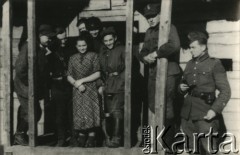 Marzec 1944, Butrymańce.
Partyzanci 6 Wileńskiej Brygady Armii Krajowej (od lewej) Wincenty Borodziewicz ps. Szkrab, August Dobrowolski ps. Kruk, mieszkanka domu, partyzant NN, Krzysztof Mianowski ps. Maciek, Tadeusz Hryniewski ps. Ognik, Jarosław Jałyński ps. Góral, Michał Sinicki ps. Jeleń.
Fot. NN, kolekcja Wincentego Borodziewicza, zbiory Ośrodka KARTA, przekazała Wanda Borodziewicz