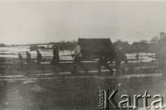 Luty 1944, okolice wsi Butrymańce.
Partyzanci pierwszego plutonu 6 Wileńskiej Samodzielnej Brygada Partyzancka Armii Krajowej maszerują w szyku bojowym. Idą w kierunku wsi Butrymańce, gdzie policjanci litewscy mieli odbierać od chłopów podatek kontyngentowy.
Fot. NN, kolekcja Wincentego Borodziewicza, zbiory Ośrodka KARTA, przekazała Wanda Borodziewicz