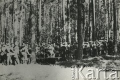 18.07.1944, Puszcza Rudnicka.
Odprawa partyzantów 6 Wileńskiej Samodzielnej Brygady Partyzanckiej Armii Krajowej. Została przeprowadzona przez Adama Boryczkę ps. Tońko, który zawiadomił żołnierzy o ich zwolnieniu z wojskowej przysięgi i rozwiązaniu Brygady.
Fot. NN, kolekcja Wincentego Borodziewicza, zbiory Ośrodka KARTA, przekazała Wanda Borodziewicz