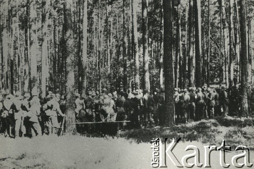 18.07.1944, Puszcza Rudnicka.
Odprawa partyzantów 6 Wileńskiej Samodzielnej Brygady Partyzanckiej Armii Krajowej. Została przeprowadzona przez Adama Boryczkę ps. Tońko, który zawiadomił żołnierzy o ich zwolnieniu z wojskowej przysięgi i rozwiązaniu Brygady.
Fot. NN, kolekcja Wincentego Borodziewicza, zbiory Ośrodka KARTA, przekazała Wanda Borodziewicz