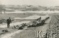 1944, brak miejsca.
Pierwszy pluton 6 Wileńskiej Samodzielnej Brygady Partyzanckiej Armii Krajowej na ćwiczeniach z musztry luźnej. Zajęcia prowadzi (z lewej) plutonowy podchorąży Wincenty Borodziewicz.
Fot. NN, kolekcja Wincentego Borodziewicza, zbiory Ośrodka KARTA, przekazała Wanda Borodziewicz