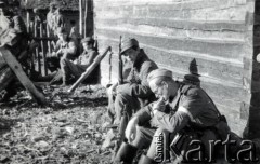 Marzec 1944, powiat święciański.
Partyzanci drugiego plutonu pierwszej kompanii 6 Wileńskiej Samodzielnej Brygady Partyzanckiej Armii Krajowej w przerwie marszu. Na pierwszym planie dowódca plutonu podporucznik Henryk Meszczyński ps. Dziewic.
Fot. NN, kolekcja Wincentego Borodziewicza, zbiory Ośrodka KARTA, przekazała Wanda Borodziewicz