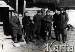Marzec 1944, Butrymańce.
Partyzanci z 6 Wileńskiej Brygady Armii Krajowej (od lewej) Wincenty Borodziewicz ps. Szkrab, August Dobrowolski ps. Kruk, Jarosław Jałyński ps. Góral, Tadeusz Hryniewski ps. Ognik, Michał Sinicki ps. Jeleń, Krzysztof Mianowski ps. Maciek.
Fot. NN, kolekcja Wincentego Borodziewicza, zbiory Ośrodka KARTA, przekazała Wanda Borodziewicz