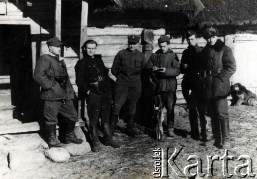 Marzec 1944, Butrymańce.
Partyzanci z 6 Wileńskiej Brygady Armii Krajowej (od lewej) Wincenty Borodziewicz ps. Szkrab, August Dobrowolski ps. Kruk, Jarosław Jałyński ps. Góral, Tadeusz Hryniewski ps. Ognik, Michał Sinicki ps. Jeleń, Krzysztof Mianowski ps. Maciek.
Fot. NN, kolekcja Wincentego Borodziewicza, zbiory Ośrodka KARTA, przekazała Wanda Borodziewicz