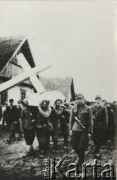 Ok. kwietnia 1944, Golgieniszki.
Pogrzeb Piotra Nagrabeckiego ps. Paweł z 6 Wileńskiej Brygady Armii Krajowej. Na pierwszym planie plut. Józef Szarkiewicz 