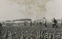 Styczeń 1944, brak miejsca.
Plut. pchor. Wincenty Borodziewicz ps. Szkrab prowadzi pierwszy pluton 6 Wileńskiej Brygada Partyzancka Armii Krajowej na kwatery do wsi. 
Fot. NN, kolekcja Wincentego Borodziewicza, zbiory Ośrodka KARTA, przekazała Wanda Borodziewicz