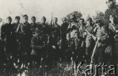 Ok. 1944, Wileńszczyzna.
Partyzanci z 1 kompanii 6 Brygady Armii Krajowej. Od prawej stoją: Rejtan Mickiewicz ps. Wichura, drugi – Ryszard Kołodziejski ps. Elkaro, trzeci Stefan Grześkowiak ps. Brzoza, czwarty Wiktor Strzałkowski ps. Fok, ósmy, Jan Fiedorowicz ps. Zośka. 
Fot. Ryszard Kołodziejski, kolekcja Wincentego Borodziewicza, zbiory Ośrodka KARTA, przekazała Wanda Borodziewicz