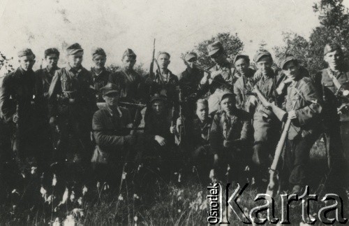 Ok. 1944, Wileńszczyzna.
Partyzanci z 1 kompanii 6 Brygady Armii Krajowej. Od prawej stoją: Rejtan Mickiewicz ps. Wichura, drugi – Ryszard Kołodziejski ps. Elkaro, trzeci Stefan Grześkowiak ps. Brzoza, czwarty Wiktor Strzałkowski ps. Fok, ósmy, Jan Fiedorowicz ps. Zośka. 
Fot. Ryszard Kołodziejski, kolekcja Wincentego Borodziewicza, zbiory Ośrodka KARTA, przekazała Wanda Borodziewicz