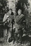Czerwiec 1944, Puszcza Rudnicka.
Partyzanci 6 Wileńskiej Samodzielnej Brygady Armii Krajowej (od lewej) - Władysław Maleszewski ps. Żubr, Wiktor Strzałkowski ps. Fok.
Fot. NN, kolekcja Wincentego Borodziewicza, zbiory Ośrodka KARTA, przekazała Wanda Borodziewicz