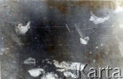 Marzec 1944, brak miejsca.
Partyzant z 1 drużyny 1 kompanii 6 Wileńskiej Brygady Partyzanckiej Armii Krajowej Zygmunt Maculewicz ps. Zyg przygotowuje obiad dla drużyny. 
Fot. NN, kolekcja Wincentego Borodziewicza, zbiory Ośrodka KARTA, przekazała Wanda Borodziewicz