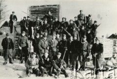 Styczeń 1944, Wileńszczyzna.
6 Wileńska Samodzielna Brygada Partyzancka Armii Krajowej. Na dole fotografii siedzą Grześ, Witold Hajduk ps. Walet. Od lewej stoją: Szpak, Rejtan Mickiewicz ps. Wichura, Kazimierz Leszczyński ps. Laufer, Wincenty Borodziewicz ps. Szkrab, August Dobrowolski ps. Kruk, NN, Zygmunt Maculewicz ps. Zyg, NN, Jan Lebecki ps. Storczyk, Jan Kozakiewicz ps. Zdzisław, NN. W trzecim przędzie NN, NN, NN, NN, NN, NN, Bogdan Tyman ps. Mały, Michał Sinicki ps. Jeleń, Piotr Nagrabecki ps. Paweł, Jerzy Baranowsk ps. Jur, Stefan Grześkowiak ps. Brzoza, NN, NN. Między drugim a trzecim rzędem: NN, Jarosław Jałyński ps. Góral, NN.
Fot. NN, kolekcja Wincentego Borodziewicza, zbiory Ośrodka KARTA, przekazała Wanda Borodziewicz