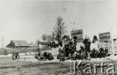 1944, brak miejsca.
Pierwszy pluton 6 Wileńskiej Samodzielnej Brygady Partyzanckiej Armii Krajowej na ćwiczeniach.
Fot. NN, kolekcja Wincentego Borodziewicza, zbiory Ośrodka KARTA, przekazała Wanda Borodziewicz