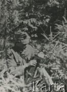 24.07.1944, Puszcza Rudnicka.
Partyzant Wiktor Strzałkowski z oddziału partyzanckiego „Solcza” podczas odpoczynku zarządzonego w przerwie marszu.
Fot. NN, kolekcja Wincentego Borodziewicza, zbiory Ośrodka KARTA, przekazała Wanda Borodziewicz