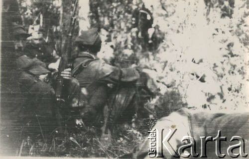 24.07.1944, Puszcza Rudnicka.
Partyzanci z oddziału partyzanckiego „Solcza” podczas odpoczynku zarządzonego w przerwie marszu.
Fot. NN, kolekcja Wincentego Borodziewicza, zbiory Ośrodka KARTA, przekazała Wanda Borodziewicz