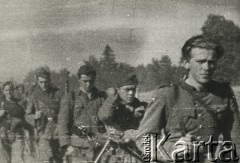 Sierpień 1944, Puszcza Ruska.
Oddział partyzancki „Solcza”. Prowadzi Henryk Kowalu ps. Kuba. Na zdjęciu również partyzant Szpak, Jerzy Baranowski ps. Jur, Władysław Maliszewski ps. Żubr, Zbigniew Maliszewski ps. Zbych.
Fot. NN, kolekcja Wincentego Borodziewicza, zbiory Ośrodka KARTA, przekazała Wanda Borodziewicz