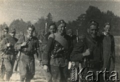 Sierpień 1944, Puszcza Ruska.
Oddział partyzancki „Solcza” maszeruje na spotkanie z majorem  Maciejem Kalenkiewiczem ps. Kotwicz. Pierwszy maszeruje partyzant Hansen, na prawo od niego Tadeusz Rogoziński ps. Lech, przedostatni Witold Hajdul ps. Walet.
Fot. NN, kolekcja Wincentego Borodziewicza, zbiory Ośrodka KARTA, przekazała Wanda Borodziewicz