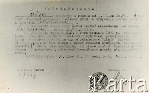 1944, brak miejsca.
Zaświadczenie o ukończeniu Kursu Młodszych Dowódców zorganizowanego przy 6 Wileńskiej Samodzielnej Brygady Partyzanckiej Armii Krajowej. Zostało wydane przez Jerzego Markiewicz ps. Jaksa.
Fot. NN, kolekcja Wincentego Borodziewicza, zbiory Ośrodka KARTA, przekazała Wanda Borodziewicz
