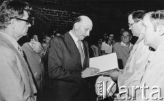 Brak daty, Gdańsk, Polska.
Odsłonięcie tablicy oddziału Antoniego Burzyńskiego ps Kmicic w kościele św. Brygidy. Od lewej: Henryk Sobolewski ps. Sobol, Antoni Rymsza ps. Maks odczytuje deklarację intencyjną. Na fotografii również ksiądz Henryk Jankowski.
Fot. NN, kolekcja Wincentego Borodziewicza, zbiory Ośrodka KARTA, przekazała Wanda Borodziewicz