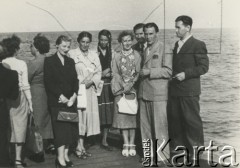 Brak daty, brak miejsca.
Grupa ludzi przy brzegu. Wśród nich (w ramce) Jerzy Baranowski ps. Jur – od września 1943 roku żołnierz 6 Wileńskiej Samodzielnej Brygady Partyzanckiej Armii Krajowej, potem walczył w oddziale partyzanckim „Solcza”. Zmarł tragicznie w Gdańsku w 1948 roku.
Fot. NN, kolekcja Wincentego Borodziewicza, zbiory Ośrodka KARTA, przekazała Wanda Borodziewicz