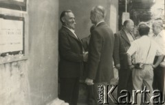 17.08.1975, Warszawa, Polska. 
Uroczystość poświęcenia tablicy pamiątkowej w 32. rocznicę powstania 6 Wileńskiej Samodzielnej Brygady Partyzanckiej Armii Krajowej w kościele św. Anny. Adam Boryczka ps. Tońko (1. od lewej) wita się z Krzysztofem Mianowskim ps. Maciek. 
Fot. Wincenty Borodziewicz, kolekcja Wincentego Borodziewicza, zbiory Ośrodka KARTA, przekazała Wanda Borodziewicz