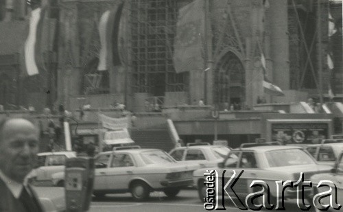 1978, Kolonia, Niemcy.
Ksiądz Jan Laski ps. Ksiądz Piotr przy katedrze. 
Fot. Wincenty Borodziewicz, kolekcja Wincentego Borodziewicza, zbiory Ośrodka KARTA, przekazała Wanda Borodziewicz